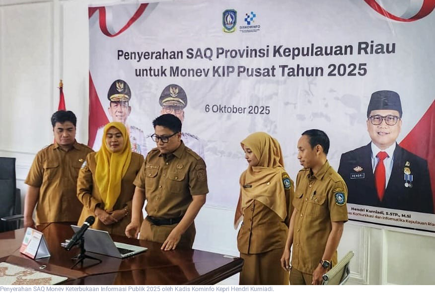 Kadis Kominfo Kepri Serahkan SAQ Monev Keterbukaan Informasi Publik 2025, Komitmen Penguatan Transparansi Pemerintah Daerah